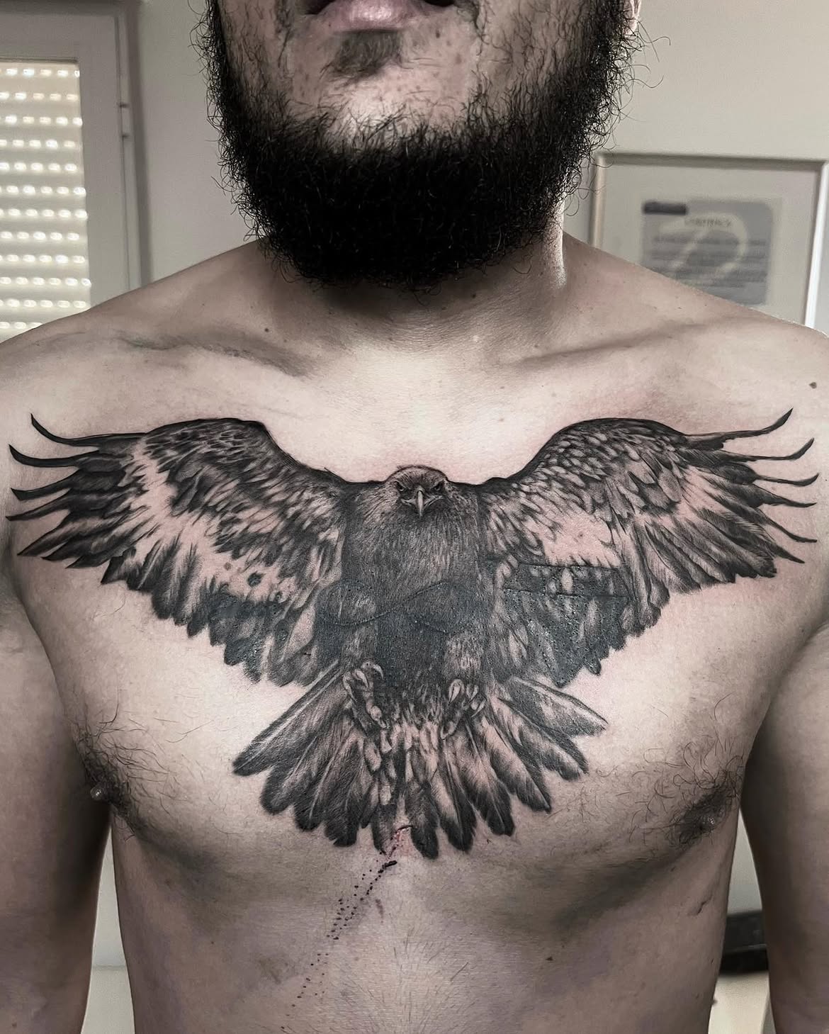 Cover Eagle - Tatuaje de águila a realismo cubriendo diseño anterior